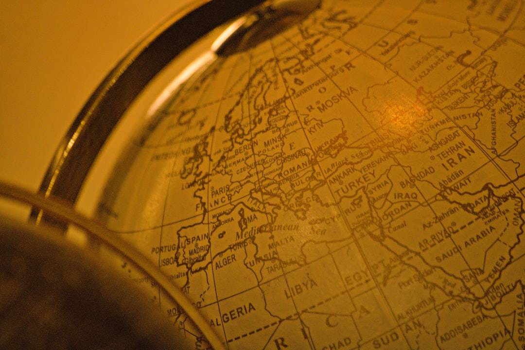 Ufficio elegante di Petitfute Viaggi con mappe antiche e globo terrestre