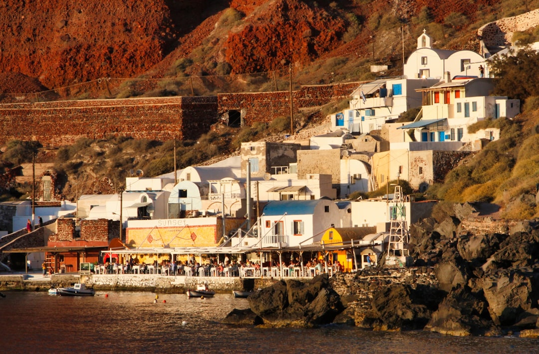 Le case bianche e le cupole blu di Santorini in Grecia