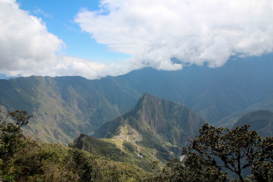 Machu Picchu tra le nuvole nelle Ande peruviane